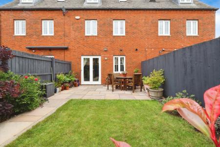 4 bedroom Terraced House for sale in Orchard Way, Henlow