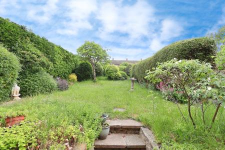 3 bedroom Semi-detached house for sale in Swinburne Avenue, Hitchin