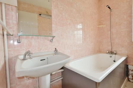 3 bedroom Semi-detached house for sale in Swinburne Avenue, Hitchin