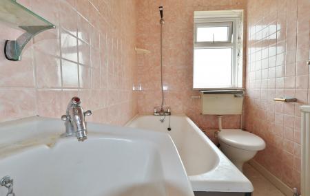 3 bedroom Semi-detached house for sale in Swinburne Avenue, Hitchin