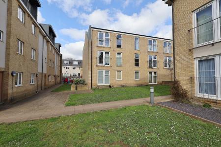 2 bedroom Flat for sale in Watersmeet, Grove Road, Hitchin