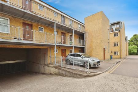 2 bedroom Flat for sale in Watersmeet, Grove Road, Hitchin