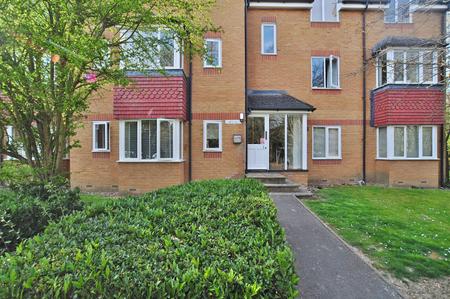 2 bedroom Flat to let in Redoubt Close, Hitchin