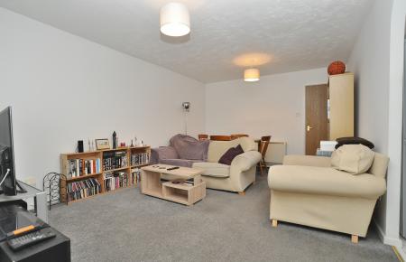 2 bedroom Flat to let in Redoubt Close, Hitchin