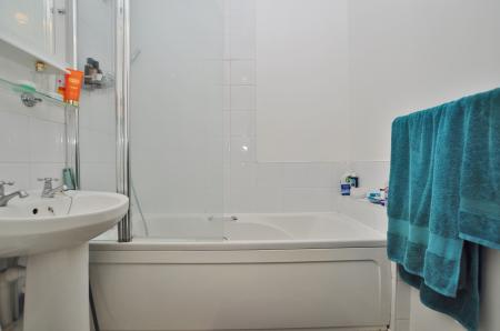 2 bedroom Flat to let in Redoubt Close, Hitchin