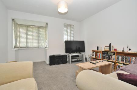 2 bedroom Flat to let in Redoubt Close, Hitchin