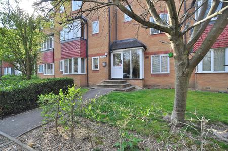 2 bedroom Flat to let in Redoubt Close, Hitchin
