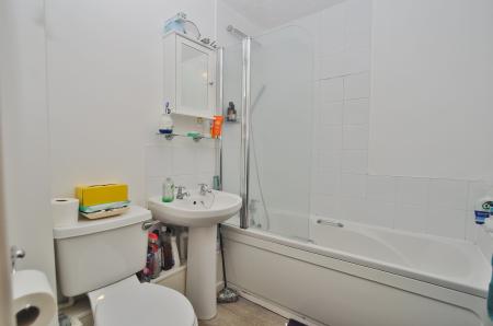 2 bedroom Flat to let in Redoubt Close, Hitchin