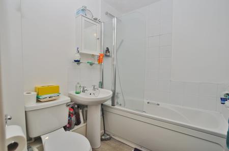 2 bedroom Flat to let in Redoubt Close, Hitchin