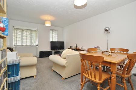 2 bedroom Flat to let in Redoubt Close, Hitchin