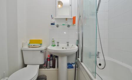 2 bedroom Flat to let in Redoubt Close, Hitchin