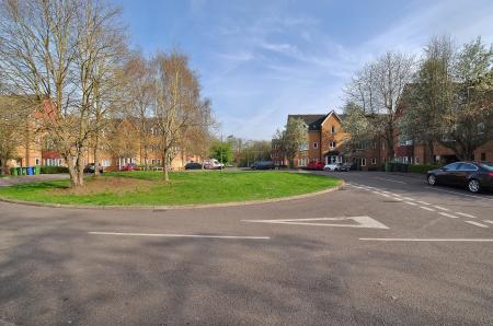 2 bedroom Flat to let in Redoubt Close, Hitchin