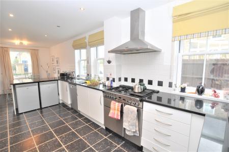 3 bedroom Semi-detached house to let in Bronte Avenue, Fairfield Park, SG5