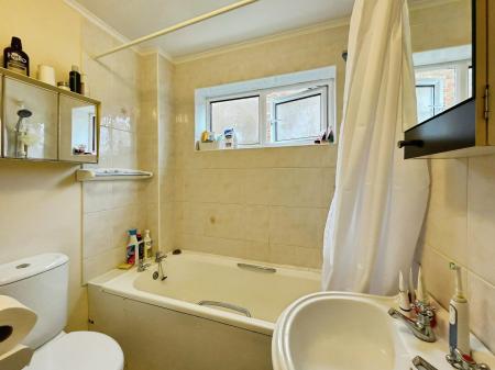 2 bedroom Detached house to let in Hammond Close, Stevenage, SG1