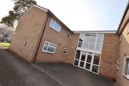 1 bedroom Flat for sale in Hartland Court, Gaping Lane, Hitchin