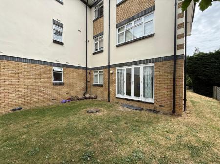 2 bedroom Flat to let in Morello Gardens, Hitchin, SG4