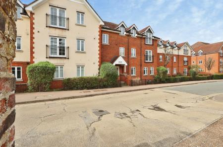 2 bedroom Flat for sale in Elderflower House, Whinbush Road, Hitchin