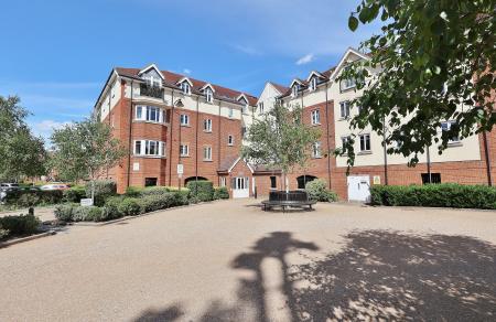 2 bedroom Flat for sale in Elderflower House, Whinbush Road, Hitchin