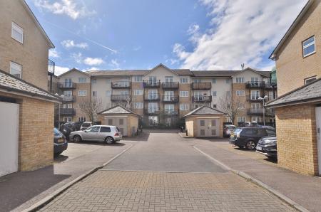 2 bedroom Flat for sale in Sharps Court, Cooks Way, Hitchin