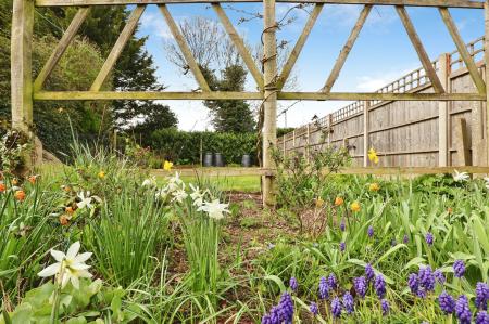 3 bedroom Semi-detached house for sale in Wellingham Avenue, Hitchin