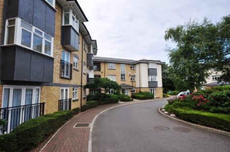 2 bedroom Flat to let in Morello Gardens, Hitchin, SG4