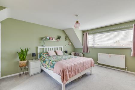 4 bedroom Semi-detached house for sale in Millard Way, Hitchin