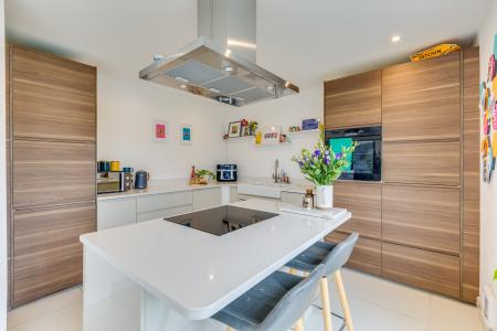 4 bedroom Semi-detached house for sale in Millard Way, Hitchin