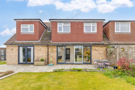 4 bedroom Semi-detached house for sale in Millard Way, Hitchin