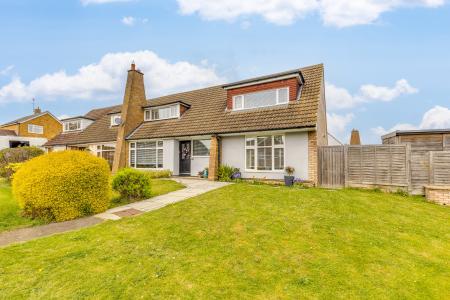 4 bedroom Semi-detached house for sale in Millard Way, Hitchin