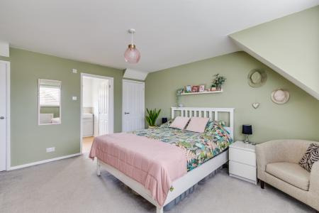 4 bedroom Semi-detached house for sale in Millard Way, Hitchin