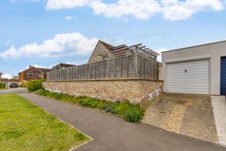 4 bedroom Semi-detached house for sale in Millard Way, Hitchin