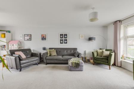 4 bedroom Semi-detached house for sale in Millard Way, Hitchin