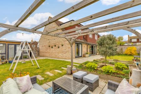 4 bedroom Semi-detached house for sale in Millard Way, Hitchin