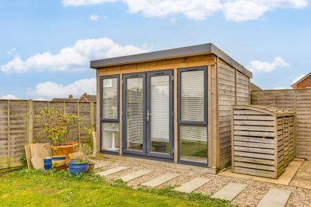 4 bedroom Semi-detached house for sale in Millard Way, Hitchin