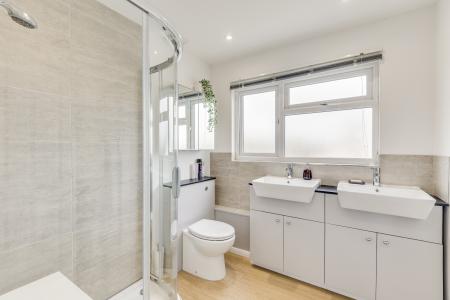 4 bedroom Semi-detached house for sale in Millard Way, Hitchin