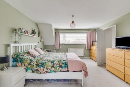 4 bedroom Semi-detached house for sale in Millard Way, Hitchin