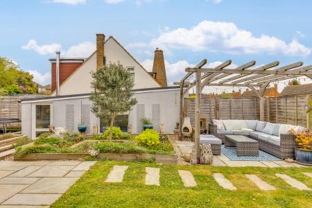 4 bedroom Semi-detached house for sale in Millard Way, Hitchin