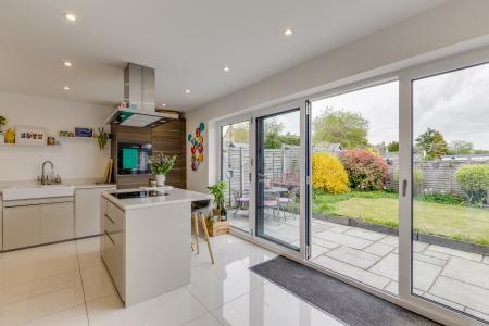 4 bedroom Semi-detached house for sale in Millard Way, Hitchin