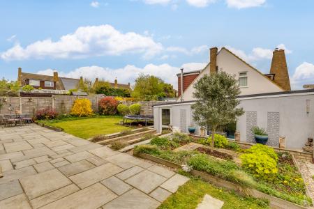 4 bedroom Semi-detached house for sale in Millard Way, Hitchin
