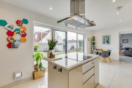 4 bedroom Semi-detached house for sale in Millard Way, Hitchin