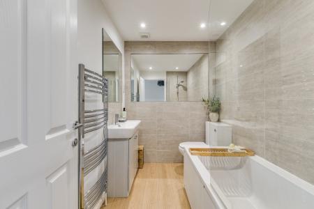 4 bedroom Semi-detached house for sale in Millard Way, Hitchin