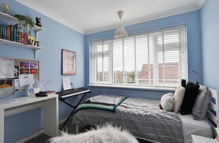 3 bedroom Semi-detached house for sale in Gainsford Crescent, Hitchin