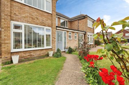 3 bedroom Semi-detached house for sale in Gainsford Crescent, Hitchin