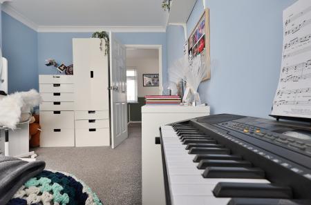 3 bedroom Semi-detached house for sale in Gainsford Crescent, Hitchin