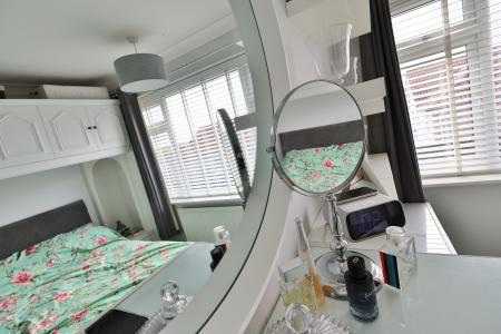 3 bedroom Semi-detached house for sale in Gainsford Crescent, Hitchin