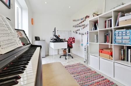 3 bedroom Semi-detached house for sale in Gainsford Crescent, Hitchin