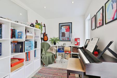 3 bedroom Semi-detached house for sale in Gainsford Crescent, Hitchin