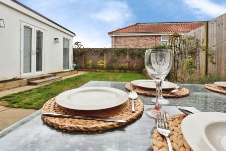 3 bedroom Semi-detached house for sale in Gainsford Crescent, Hitchin