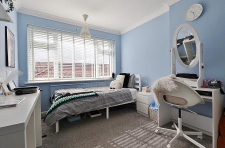 3 bedroom Semi-detached house for sale in Gainsford Crescent, Hitchin