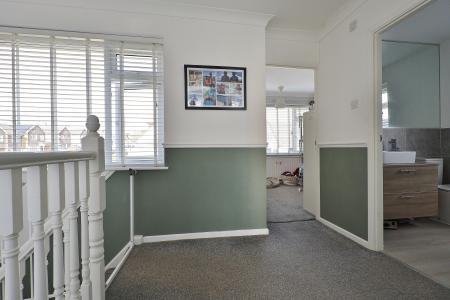 3 bedroom Semi-detached house for sale in Gainsford Crescent, Hitchin